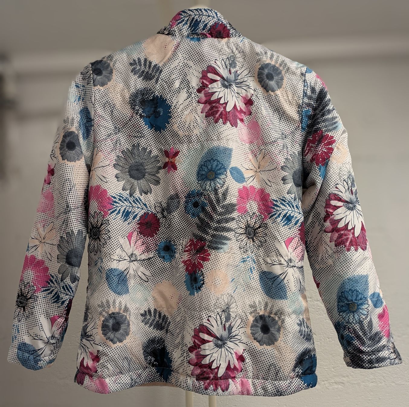 Jacken & Mäntel: Jacke mit Blumen-Print, Grösse 140 – Gebraucht aus Kölliken von mic_9n9d 1