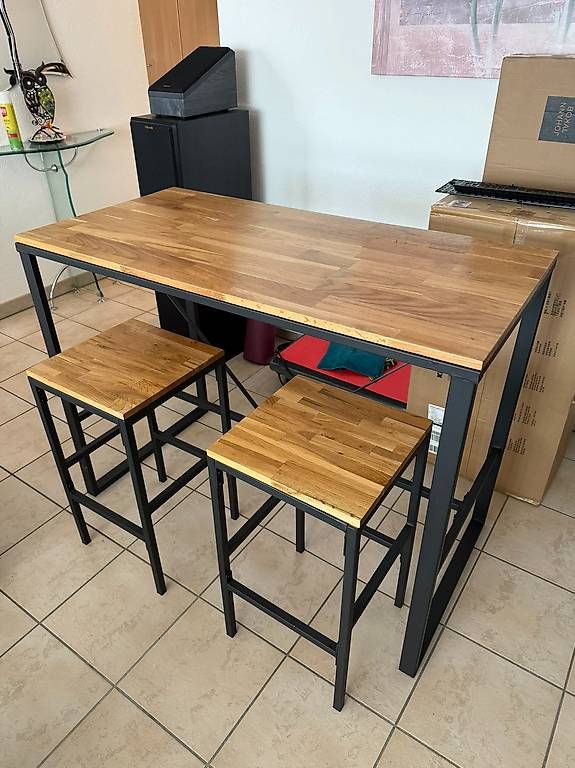 La Redoute Tische: La Redoute Intérieurs: Ein Bartisch und zwei Barhocker – Gebraucht aus Volketswil von T__J 3