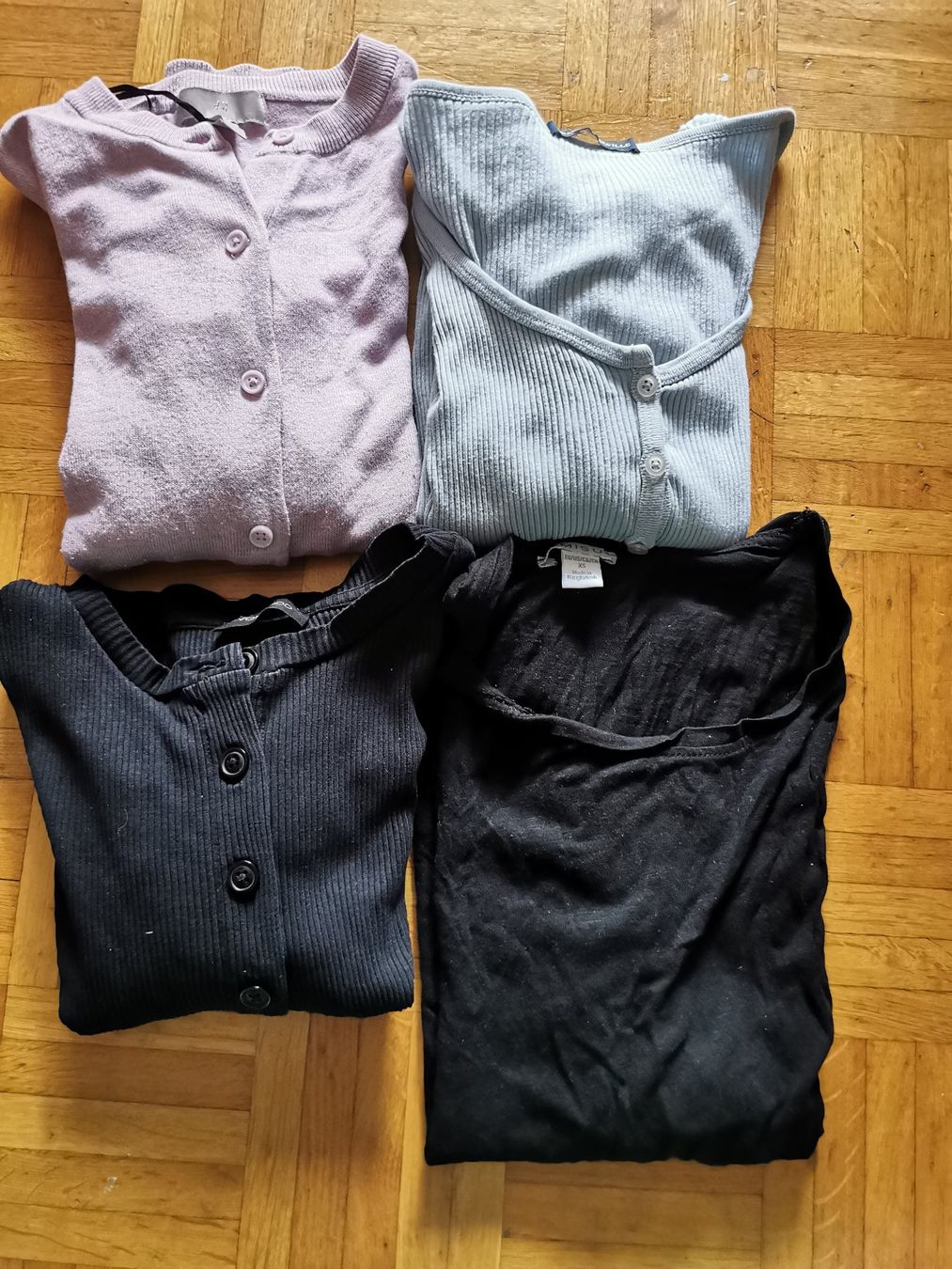 Lotti di vestiti: Dünne Jackli und T-Shirt Gr. S – Usato da Basel venduto da grandfamily
