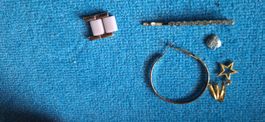 Modeschmuck-Konvolut: Ohrring, Haarspange, Anhänger