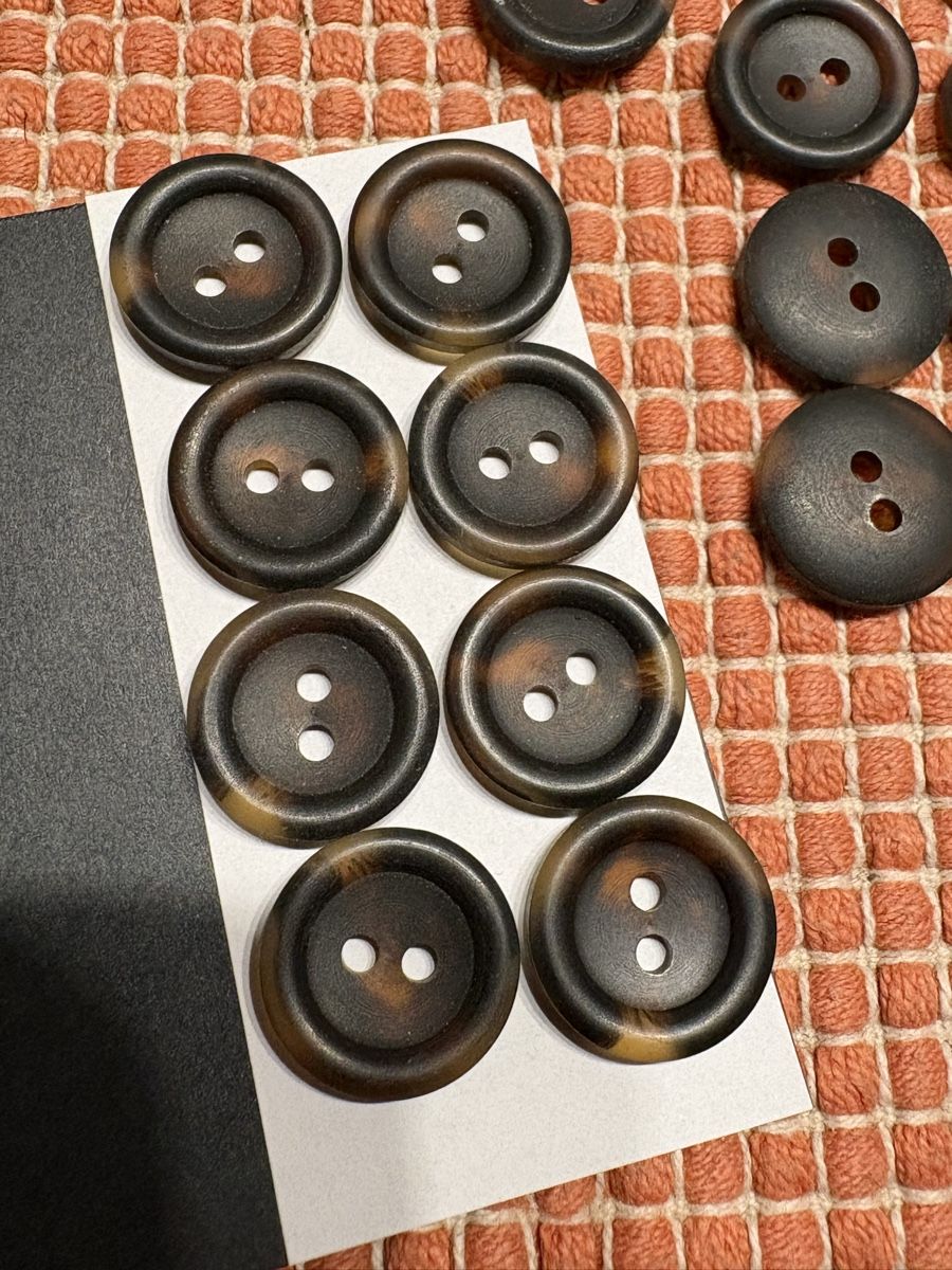 Boutons: 100 Hemd Knöpfe / Schildpatt optik – D'occasion à Rümlang par SchumBru10 1