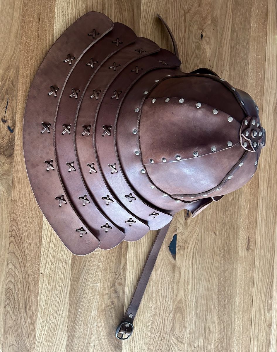 Copricapi, berretti & cappellini: Chapeau de Samouraï en cuir – Nuovo (secondo la descrizione) da Estavayer-le-Lac venduto da leo_8c2y 2
