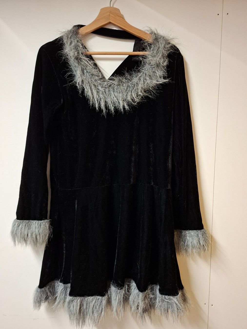 Costumi: Schwarzes Samtkleid mit Kunstfell, Grösse ca. 36-38 – Usato da Bäch SZ venduto da nadinek85 1