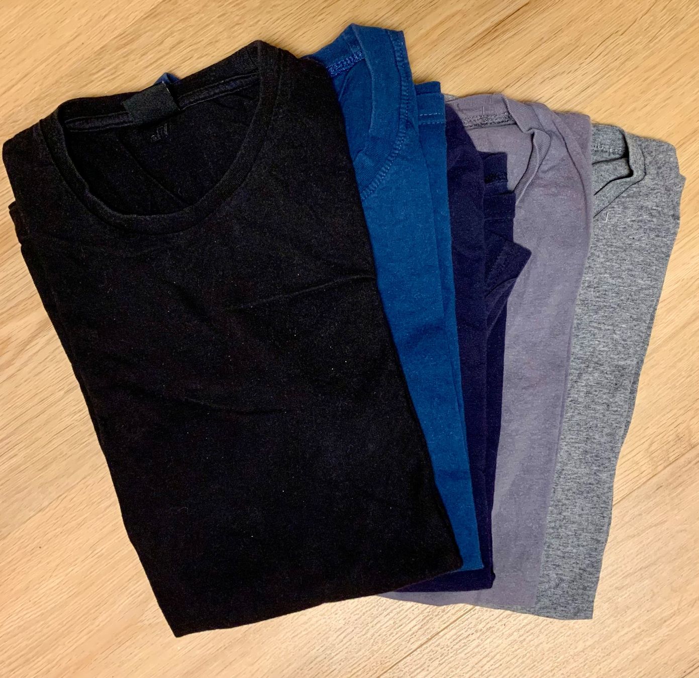 T-shirt: 5 Herren T-Shirts, Grösse M – Usato da Huttwil venduto da Nanici