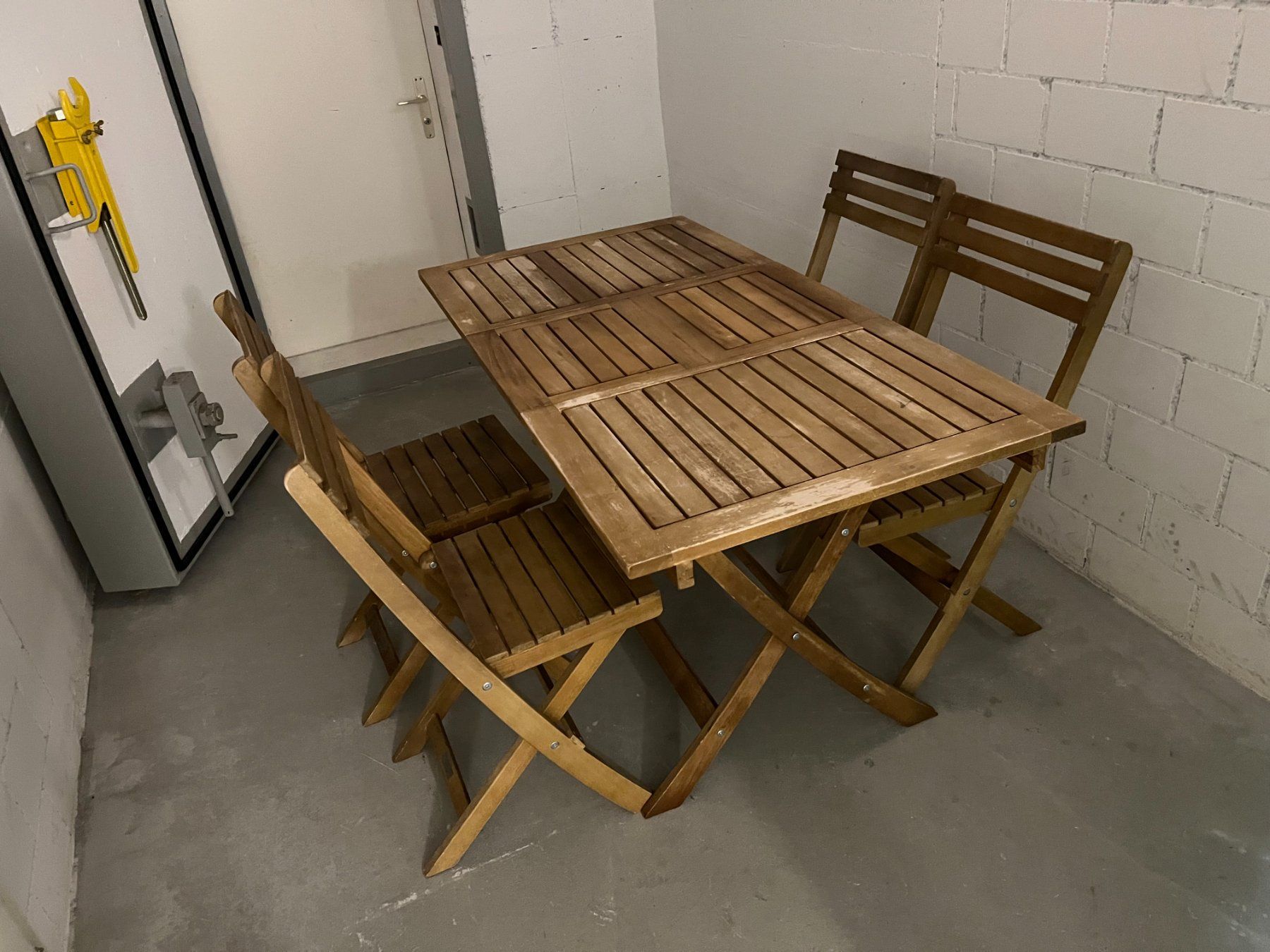 Set di tavolo e panche: Holz Gartentisch mit 4 Klappstühlen – Usato da Zuzwil SG venduto da pavlod 4