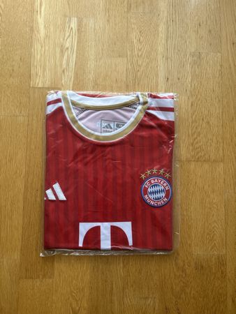 FC Bayern München Fussball Trikot Grösse M neu mit Etikett