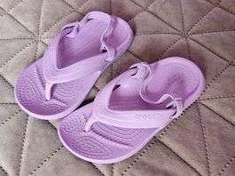 Tongs Crocs violettes pointure C7 (23-24), très bon état
