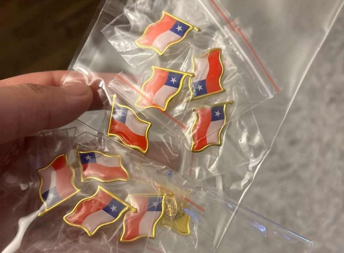 Plaketten & Abzeichen: Set mit 50 Ansteckern mit der Flagge Chiles – Neu und originalverpackt aus Bussigny von NATURALO