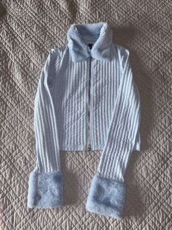 Gilet court bleu avec fourrure