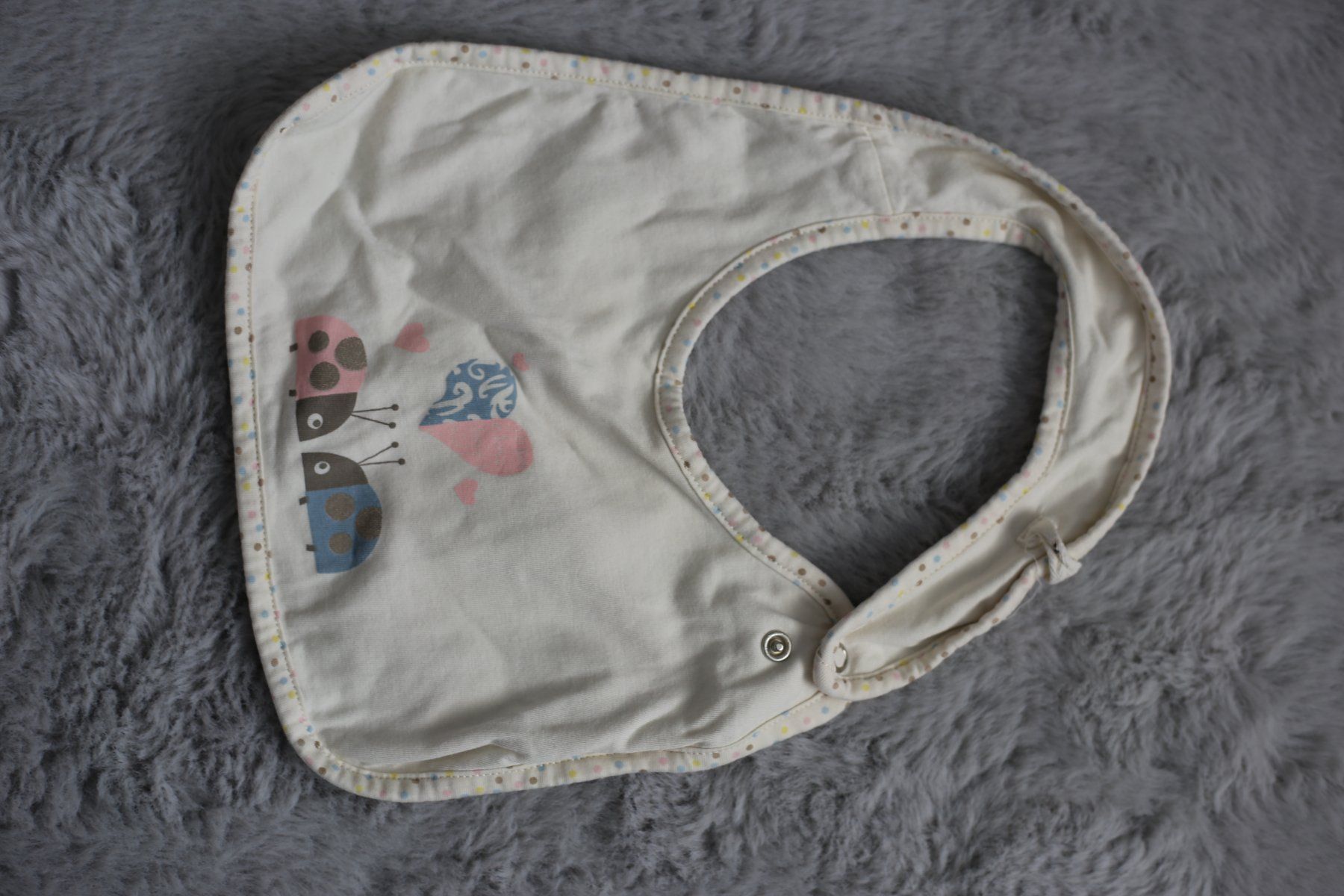 Baby-Mahlzeiten: Lätzchen Marienkäfer - Top Zustand – Gebraucht aus Ruswil von Deborah_w5rv