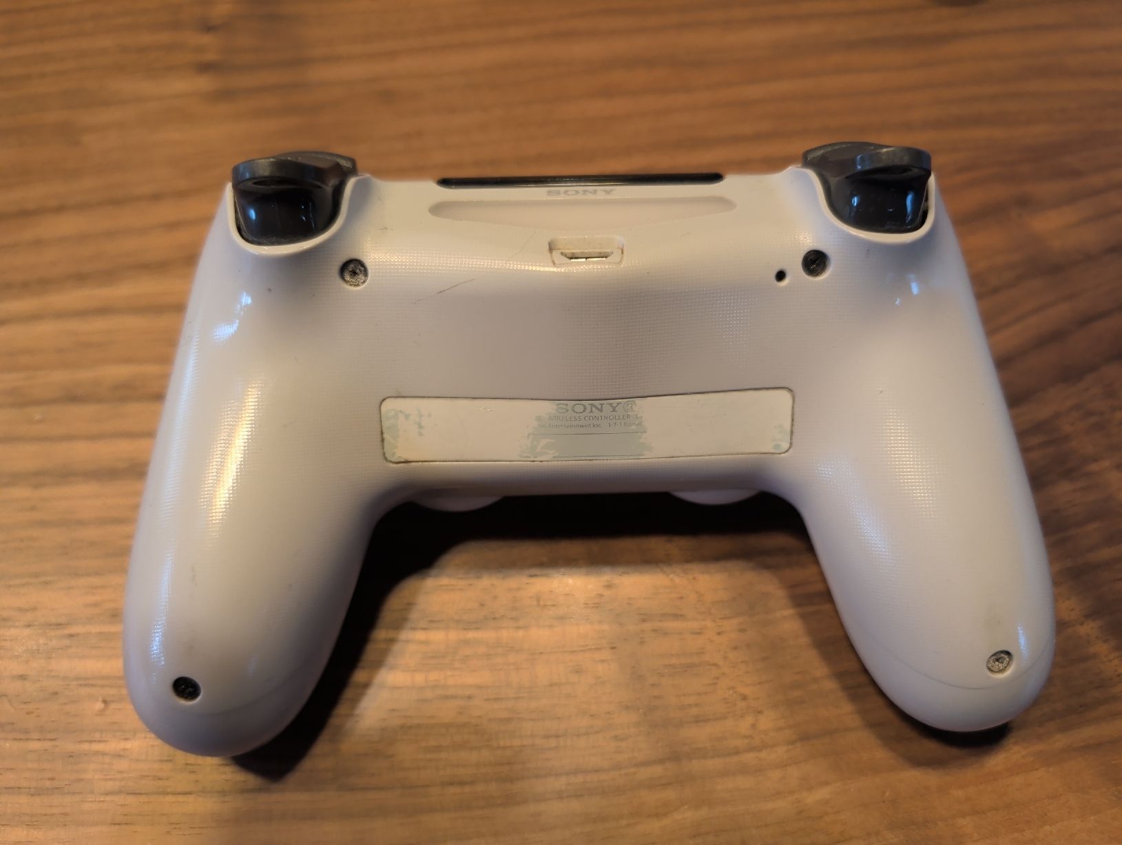 Sony Console: Zwei Sony PlayStation 4 Wireless Controllers, gebraucht. – Difettoso da Brunnen venduto da Jassteppich 2