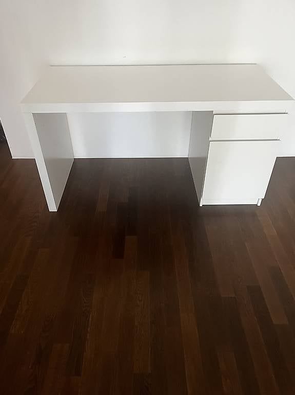 Schreibtische: IKEA Pult Malm 140x65cm – Gebraucht aus Mellingen von mhe_bhc7