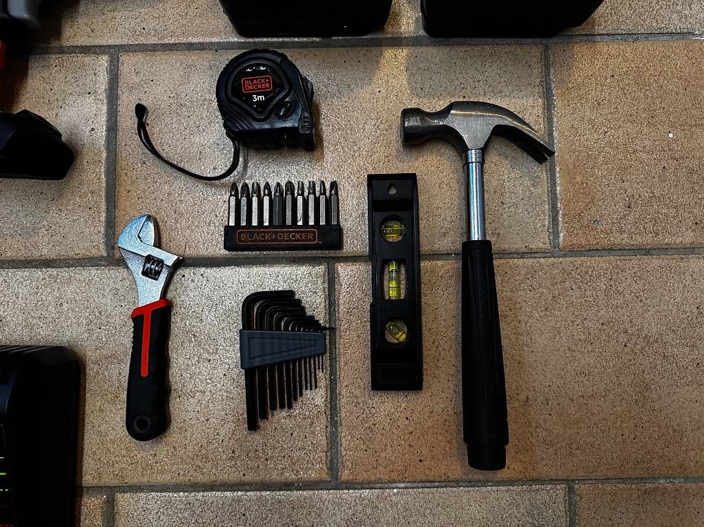 Perceuses: Black & Decker - Akkuschrauber-Set mit einigem Zubehör – D'occasion à Nuglar par JuggDown 1