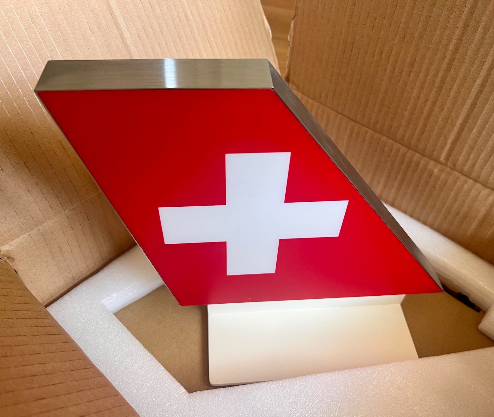 Lampen: SWISS Logo Tischlampe – Neu und originalverpackt aus Ostermundigen von airline-trolley 2