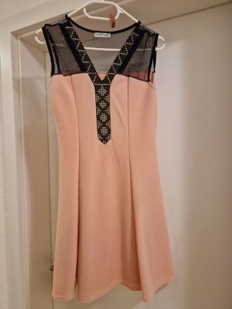 Elegantes Kleid mit Glitzersteinchen
