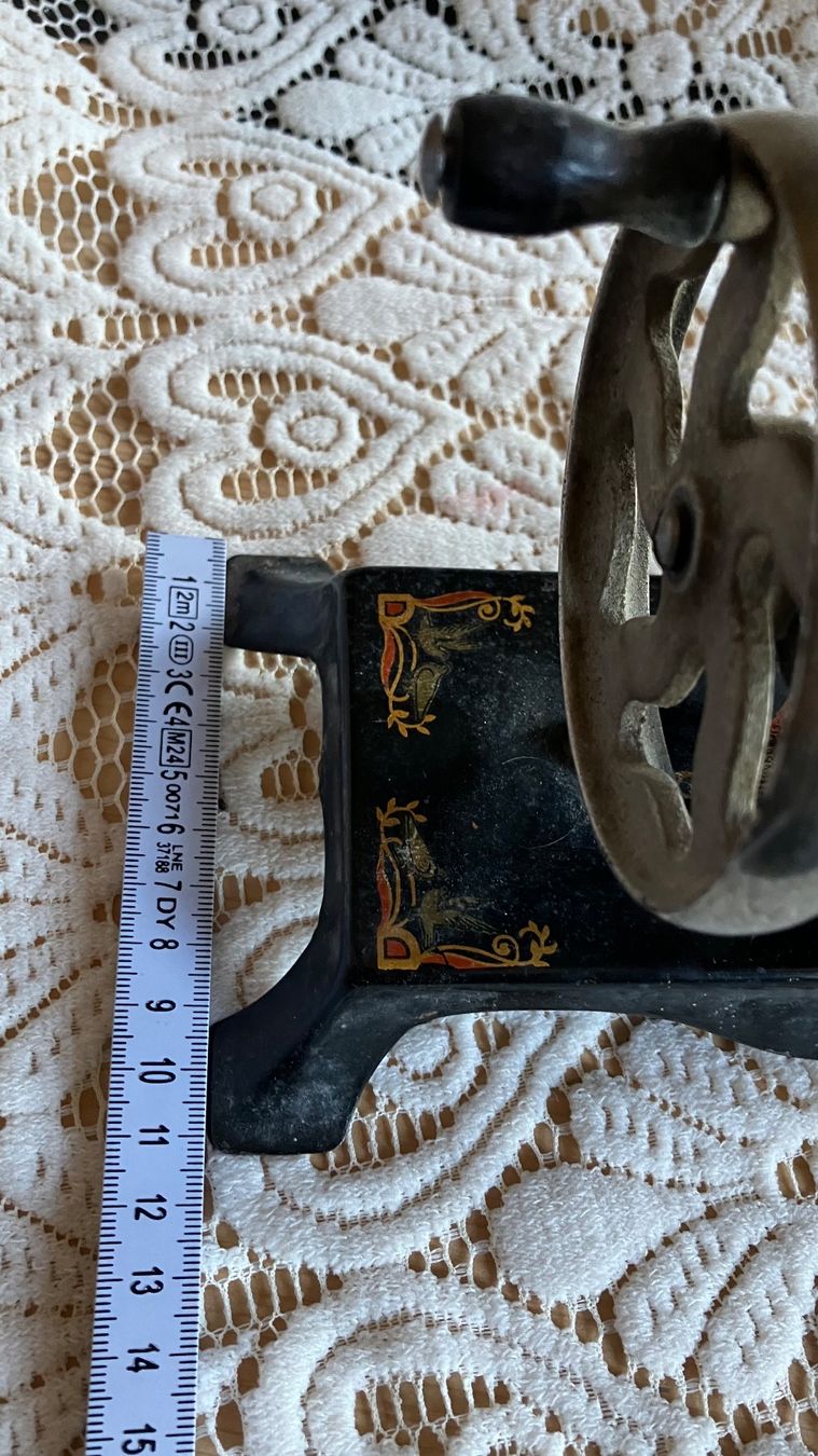 Giocattoli: Ancienne machine à coudre jouet vintage – Usato da St-Cierges venduto da LeRegain 9