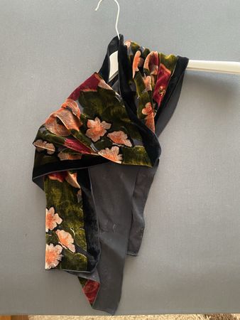 Eleganter -Schal mit Blumenmuster – Schwarz/Bordeaux