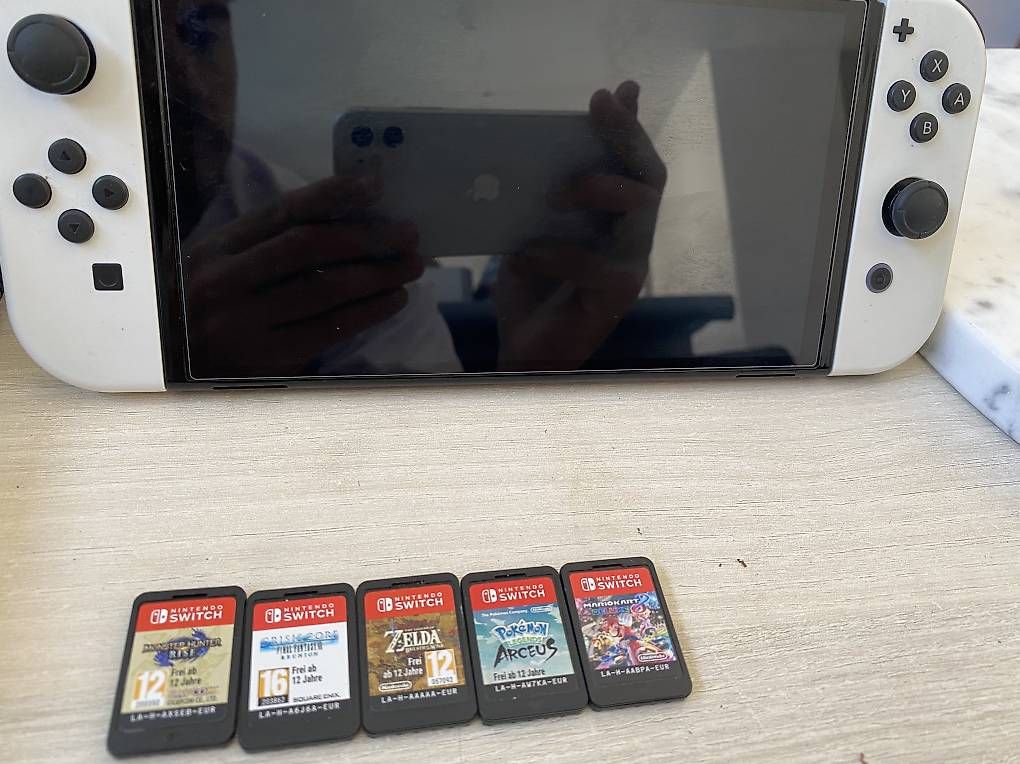 Nintendo Console: Nintendo switch oled avec jeux et accessoires – Usato da Préverenges venduto da arn_2tcv