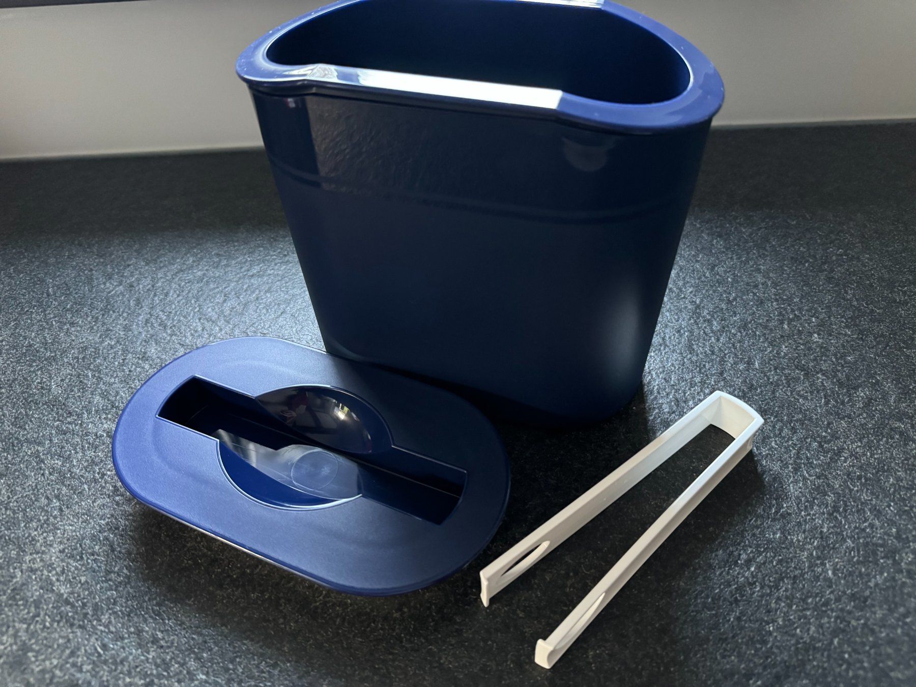 Tupperware Behälter & Ähnliches: Tupperware Eiswürfelbehälter mit Eiswürfelzange, Weinkühler – Gebraucht aus Schönenberg an der Thur von ottawa06 2