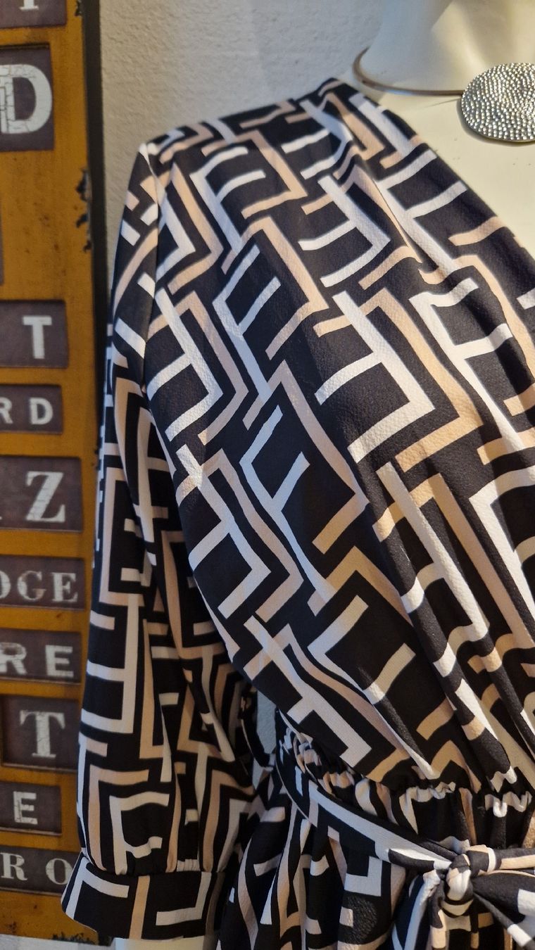 Kleider: Lässiges Kleid, Gr. 36/38, schwarz/ ecru/ hellbraun. – Gebraucht aus Widnau von Smanitu 1