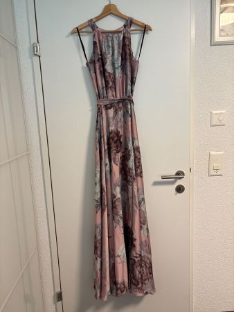 Sommerliches Maxikleid mit Blumenmuster, Grösse 38 (Swing)