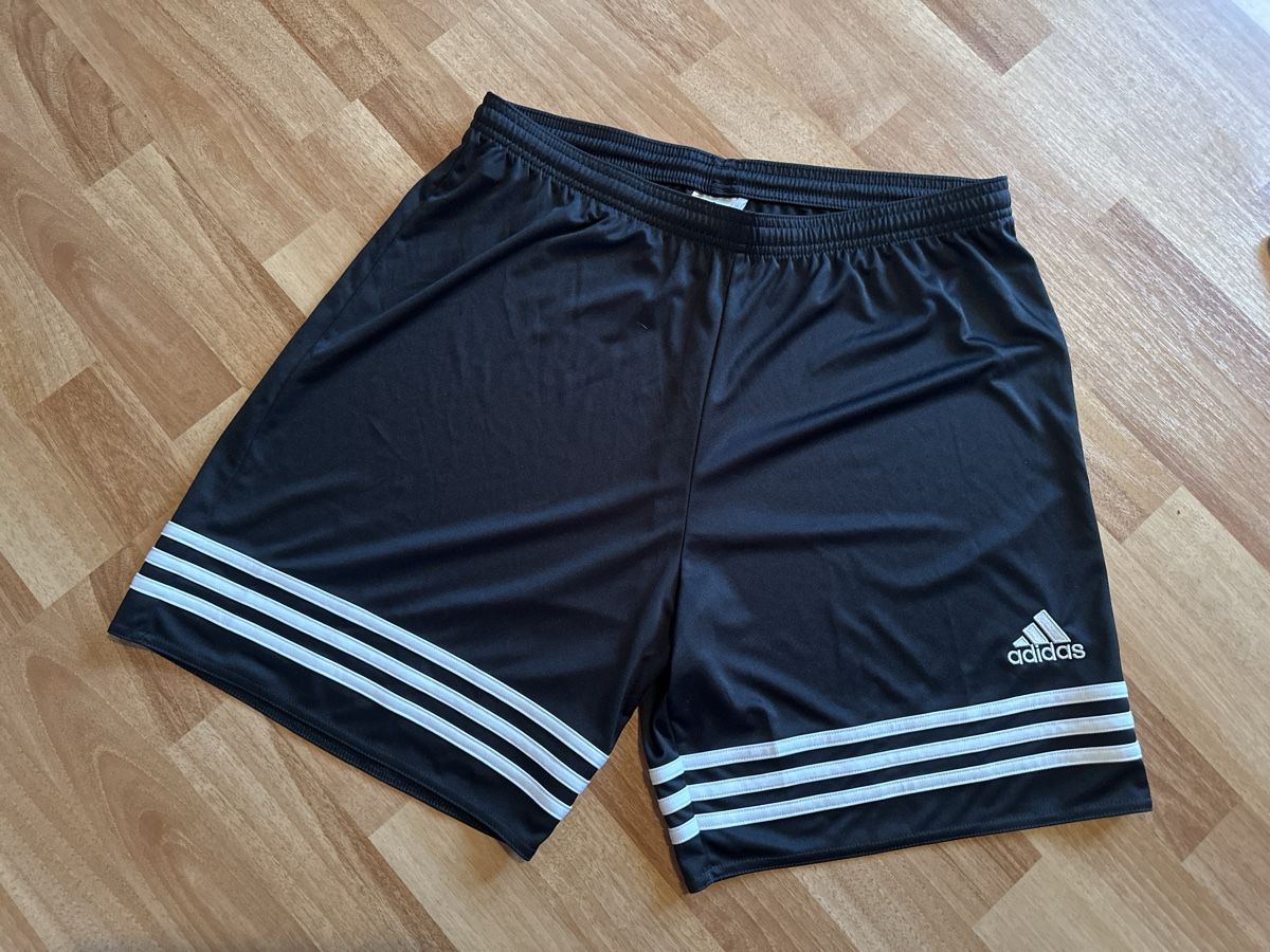 Adidas Pantaloni: Adidas Short Gr. L schwarz einf. Bundweite ca. 40 cm – Usato da Wald AR venduto da sim_m9vw