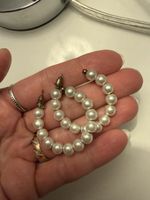 Elegante Ohrringe mit Perlen - Creolen