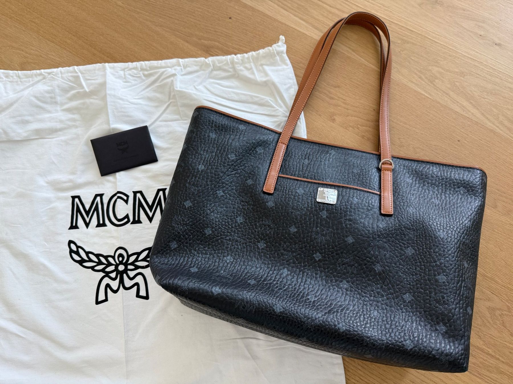 Borse da donna: MCM Black Monogram Visetos Medium Shopper - neuwertig – Nuovo (secondo la descrizione) da Kilchberg ZH venduto da Dorian7 2