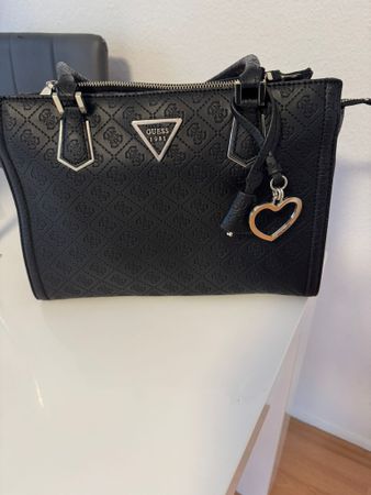 Elegante Guess Handtasche in Schwarz - Top Zustand!