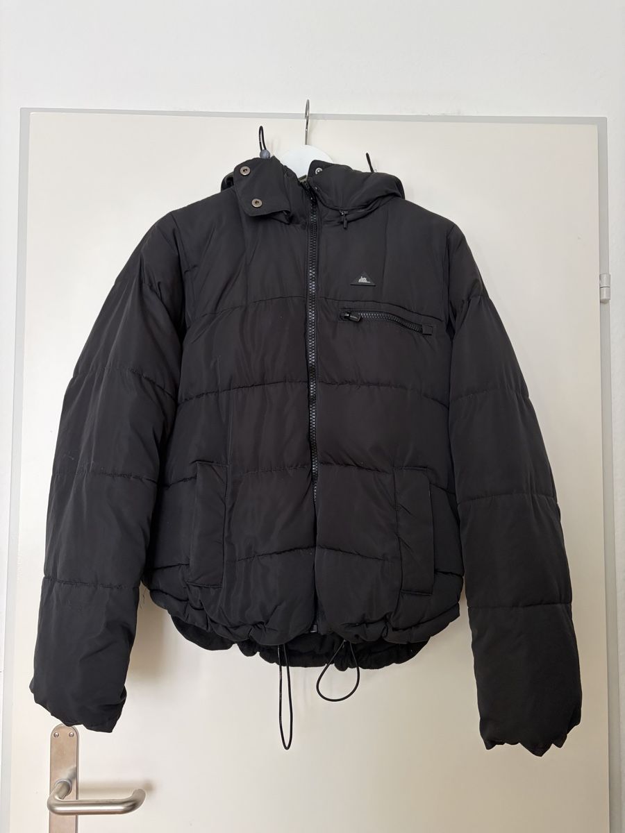 Jacken: Schwarze Winterjacke mit Kapuze – Gebraucht aus Zürich von liv_wyz7