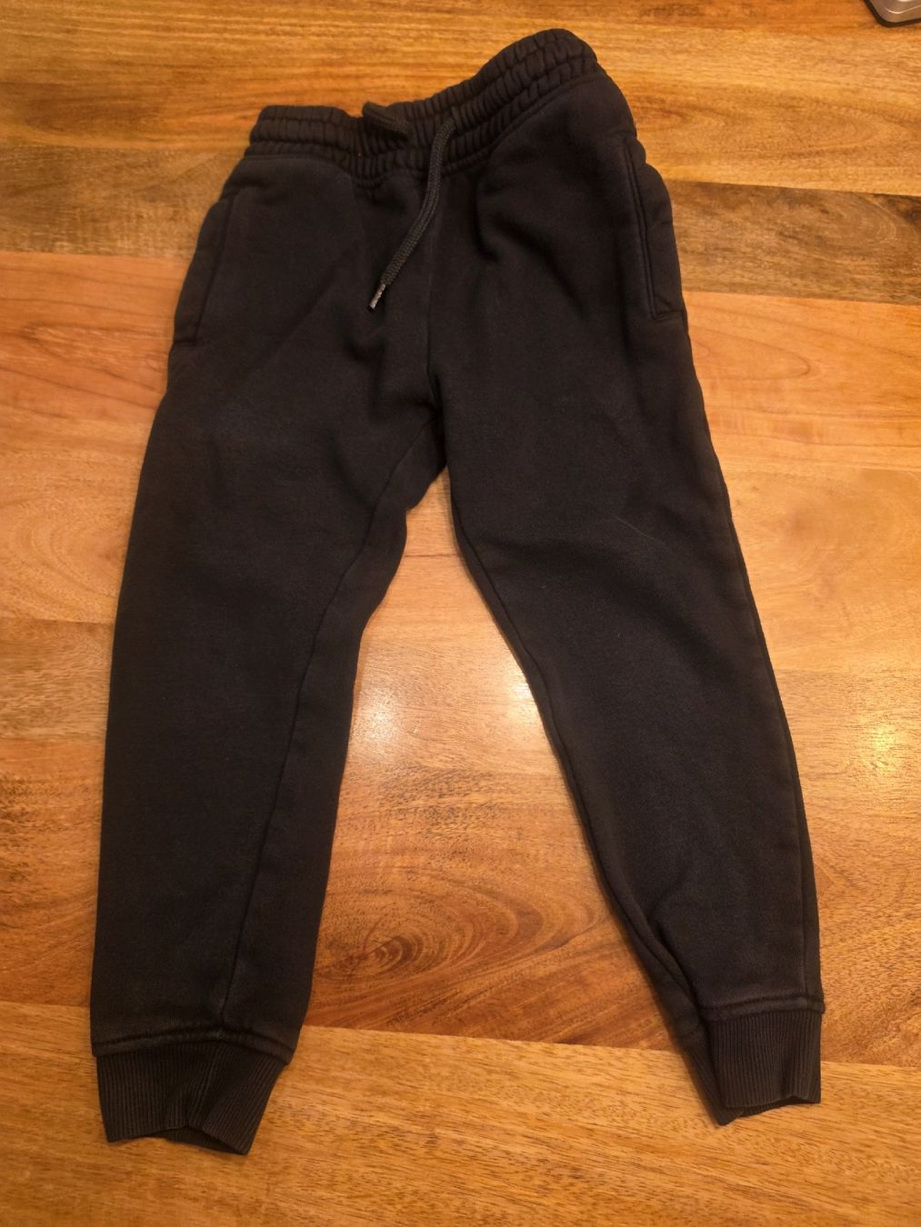 Pantaloni: 2x Hosen schwarz Gr. 110 – Usato da Sursee venduto da Charly-Sarah 1