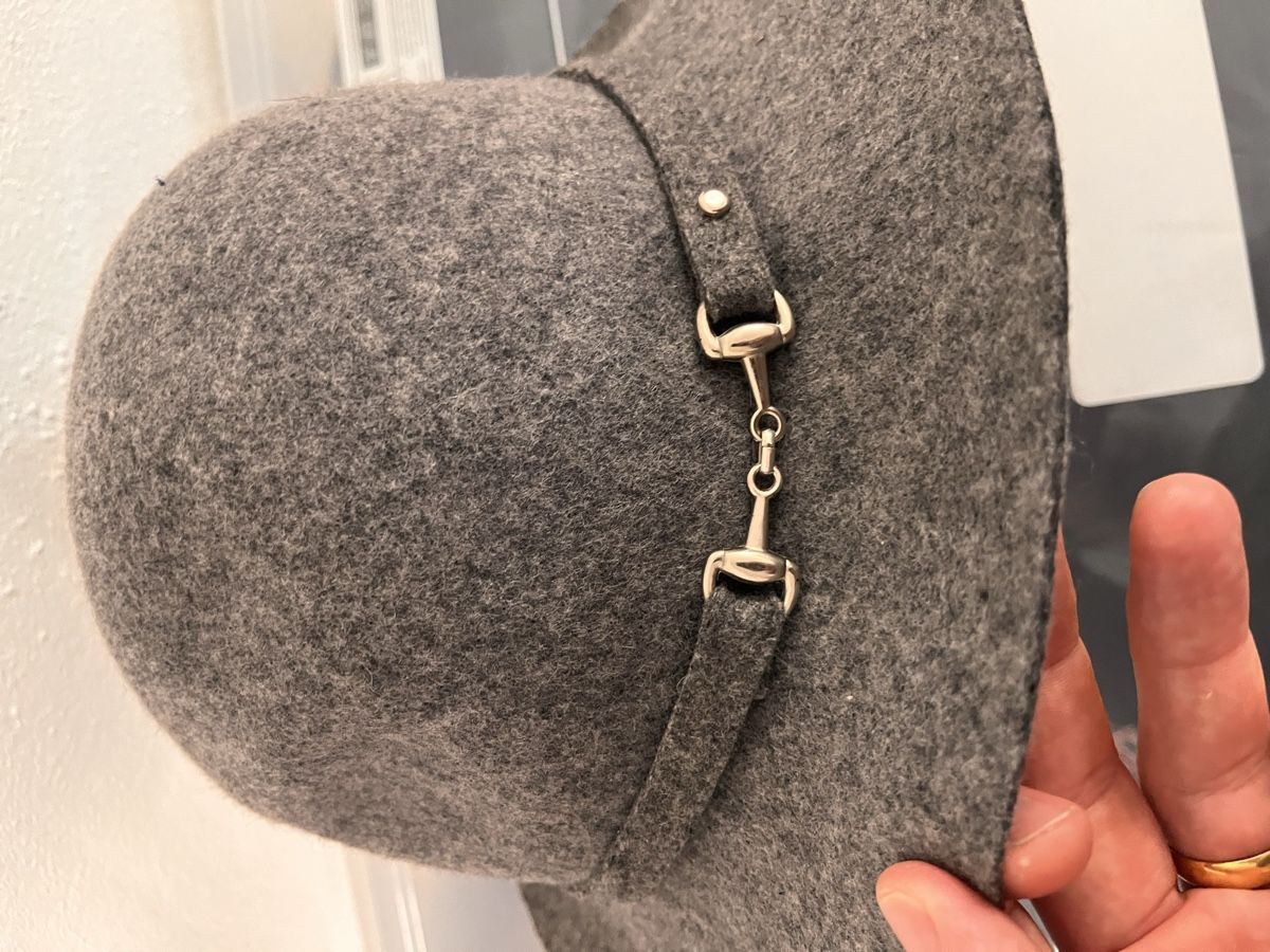 Copricapi, berretti & cappellini: Grey Wool Hat by de Bijenkorf. – Usato da Lausanne venduto da Danash 1