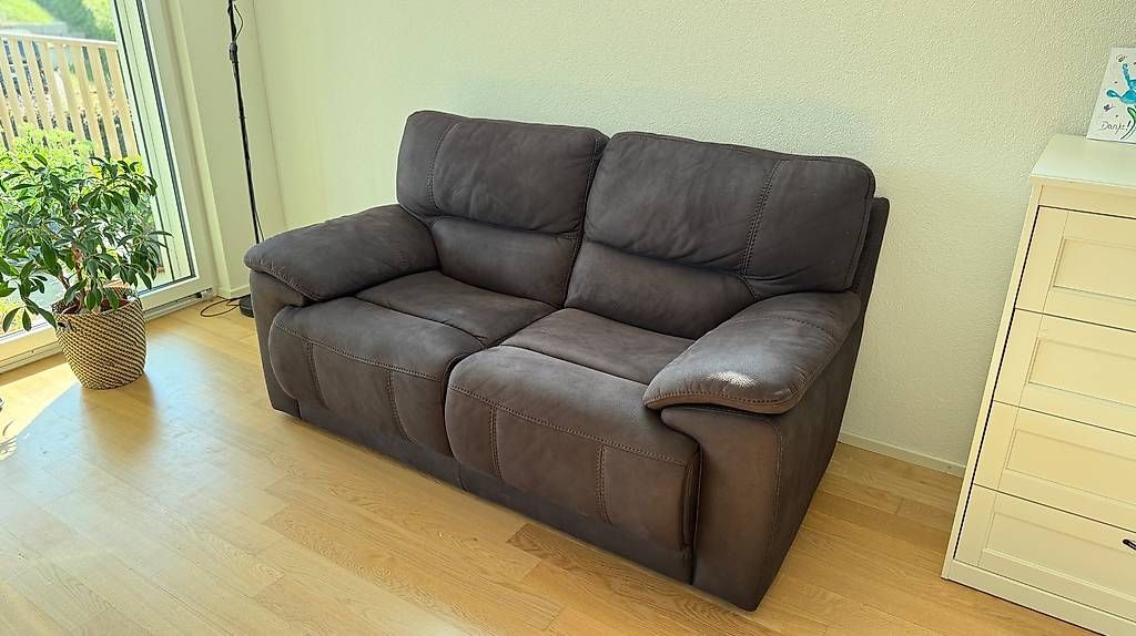 Sofas: Bequemes 2-Sitzer Sofa in Anthrazit – Gebraucht aus Beromünster von mheg_001