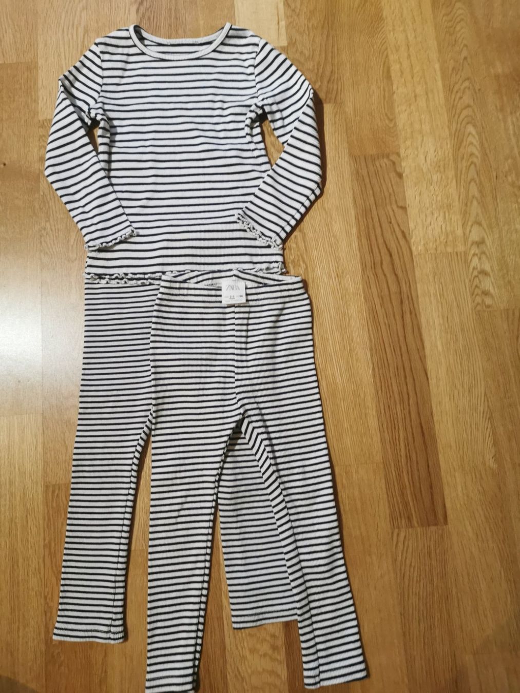 Zara Lotti & Set di vestiti: Zara Set gr. 98 – Usato da Zürich venduto da Simfa