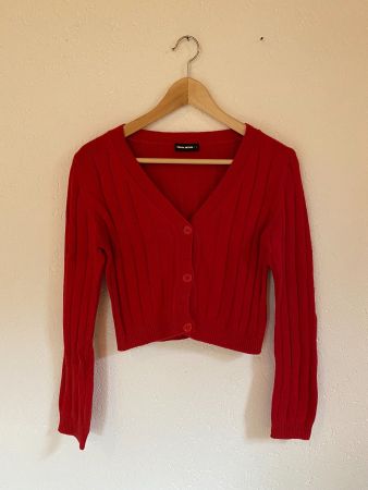 Pull court crocheté rouge avec boutons