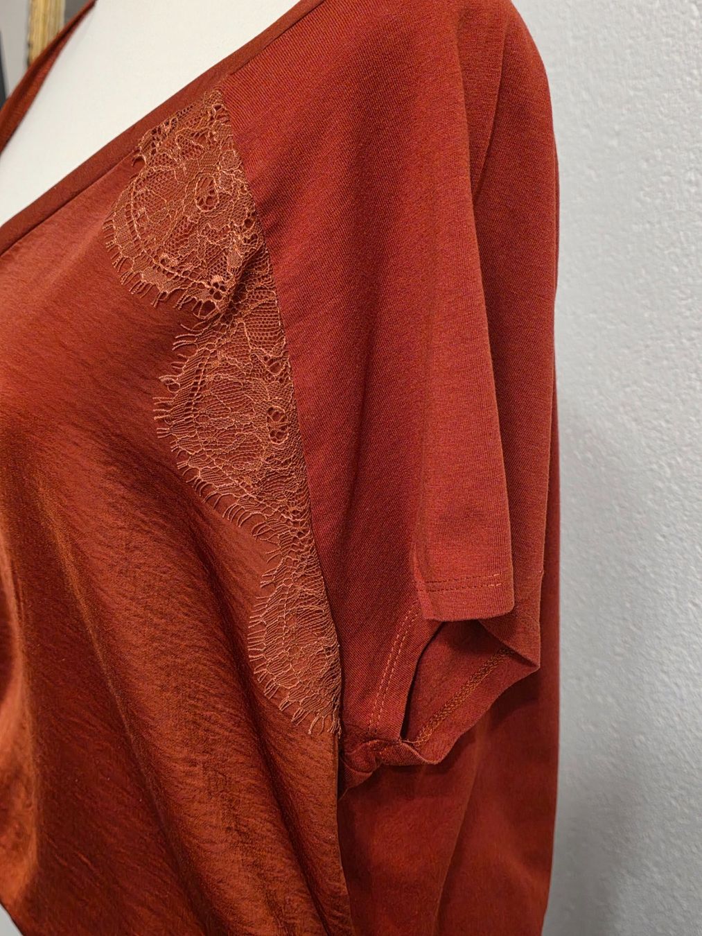 Tops: Rote Bluse mit Spitze, Gr. L – D'occasion à Neerach par Basile1 2