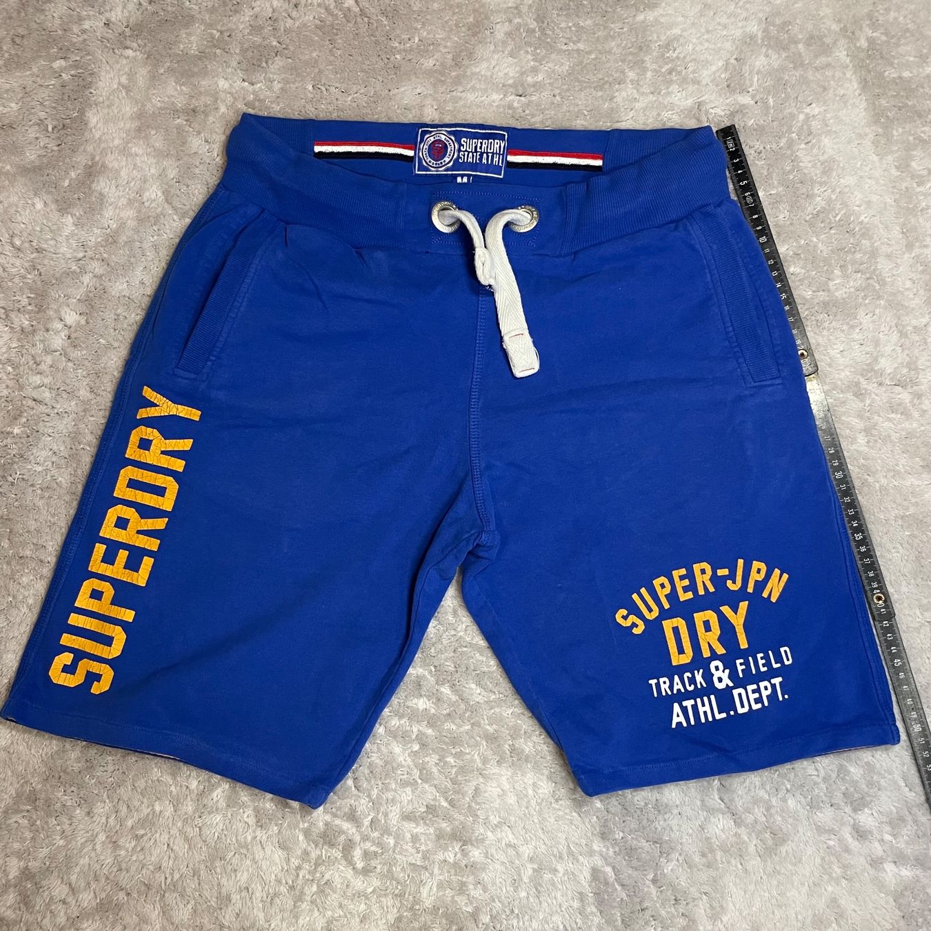 Superdry Pantaloni: Superdry Track & Field Shorts Blau Gr. M Jogging Freizeit – Usato da Bubikon venduto da SwissSecondLife