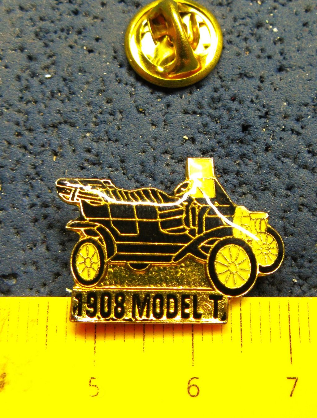 Ford Plaketten & Abzeichen: FORD MODELL T 1908 OLDTIMER AUTO PIN GLASIERT VINTAGE – Gebraucht aus Ettingen von Hausi4711