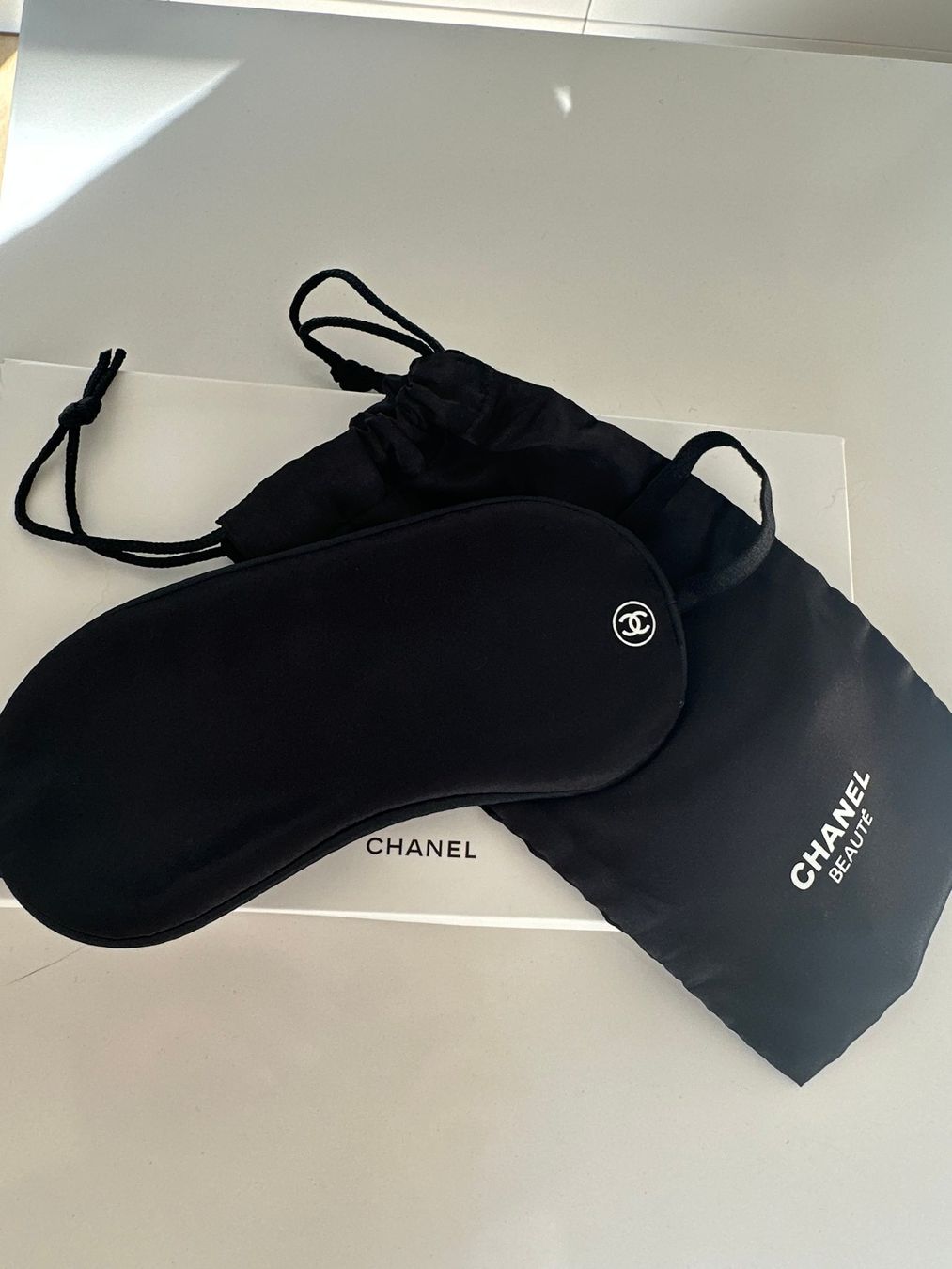 Maschere: Chanel  Seiden-Schlafmaske – Nuovo e nell'imballaggio originale da Steinmaur venduto da regenbogen052