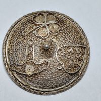 Ancienne Broche Ronde en Filigrane d'Argent et Porte-Bonheur