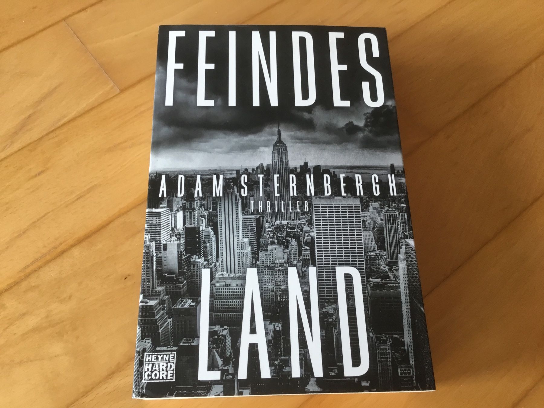 Bücher: Adam Sternbergh - Feindesland - Thriller - – Gebraucht aus Kerzers von Georges3210