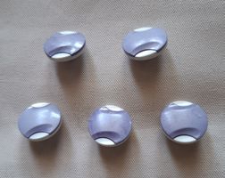 5 Stück knöpfe, Lila - Weiss, 16 mm.