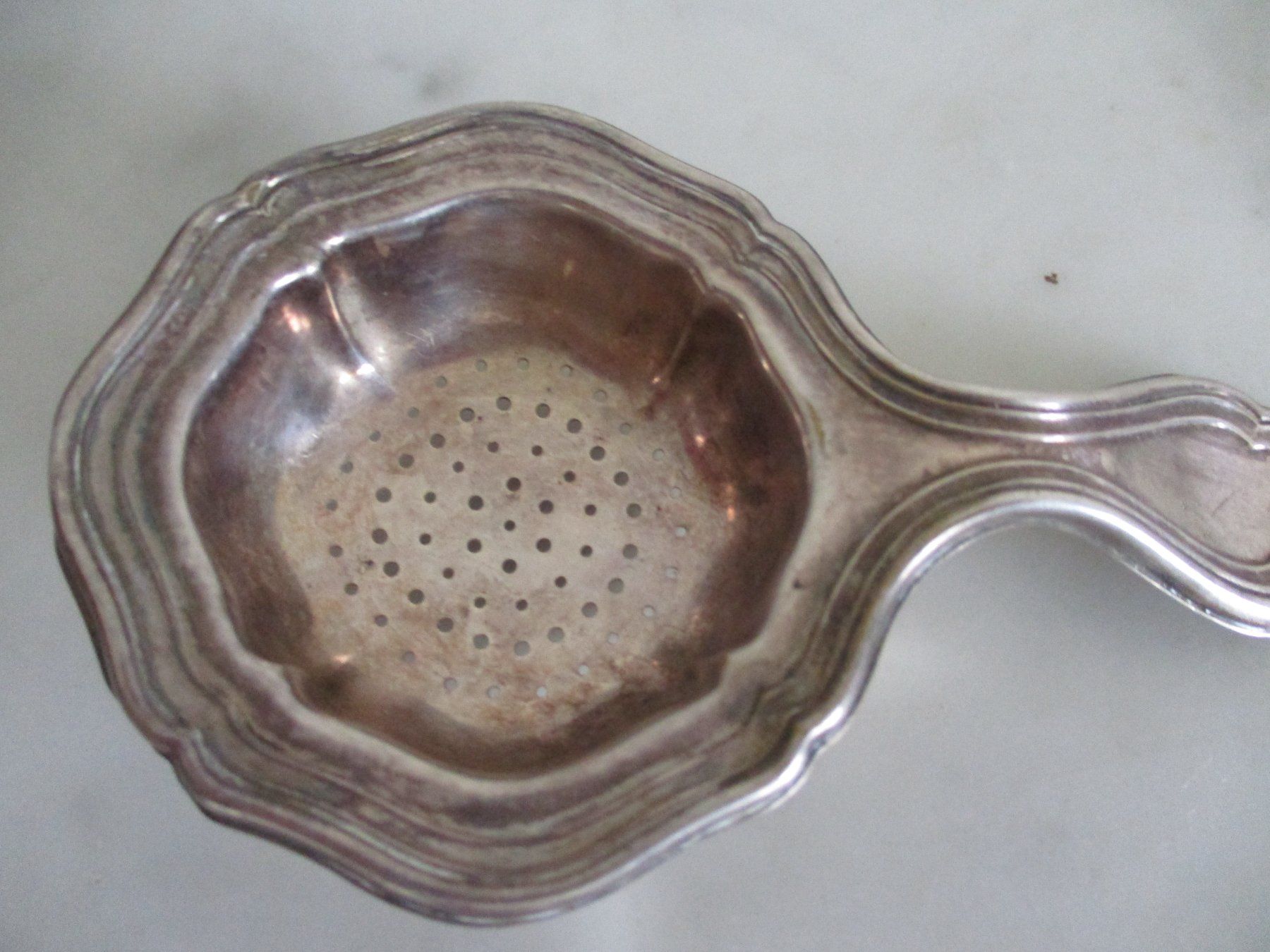 Set di piatti: Teesieb mit Schälchen versilbert Passoire à thé argenté – Usato da Marly venduto da Rolmax 2