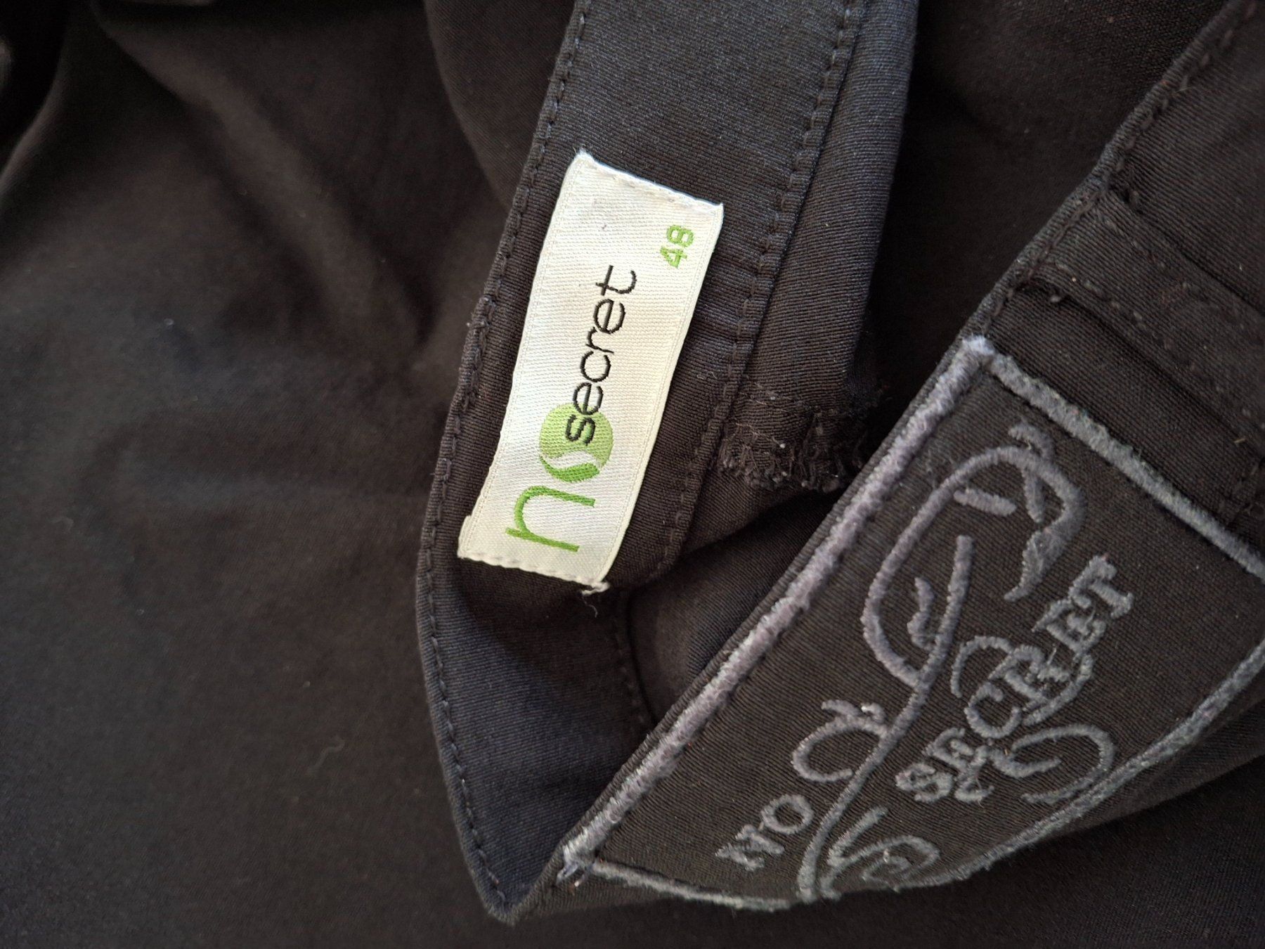 Pantaloni: Schwarze Hose,Grösse 48, Top Zustand – Nuovo (secondo la descrizione) da WALTERSWIL SO venduto da thb_ybm8 5