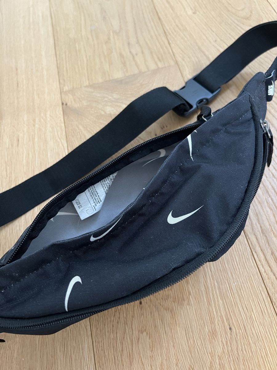 Nike Borse: Nike Hüfttasche, Bauchtasche – Usato da Luzern venduto da sydney01. 2