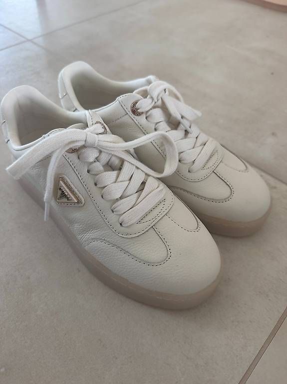 Damenschuhe: Guess Sneakers beige neu  – Gebraucht aus Wittenbach von M_S2019