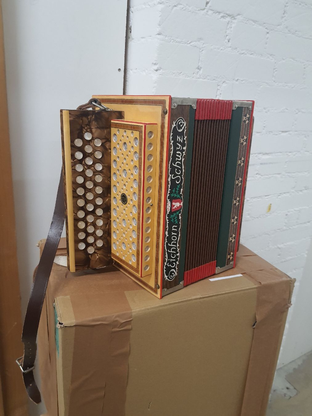 Eichhorn Strumenti musicali: schwyzerorgeli Eichhorn 18 basses... ton B... 3 voix – Usato da Pont-de-la-Morge venduto da Mirabelle0