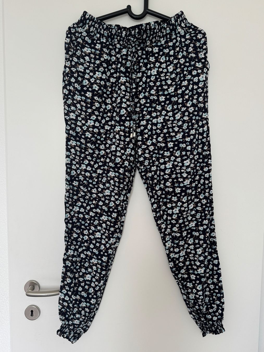 Pantaloni: Neu** Sommerliche Hosen Chicorée Gr. M – Nuovo e nell'imballaggio originale da Zollikon venduto da Krenapf