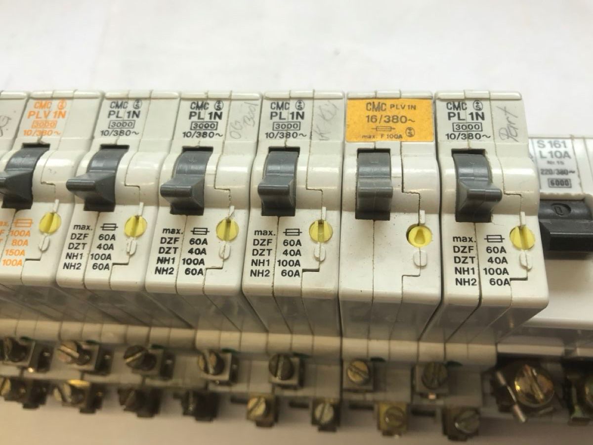 Elektronikbauteile: Sicherungsautomaten – Gebraucht aus Küblis von hypofacto 3
