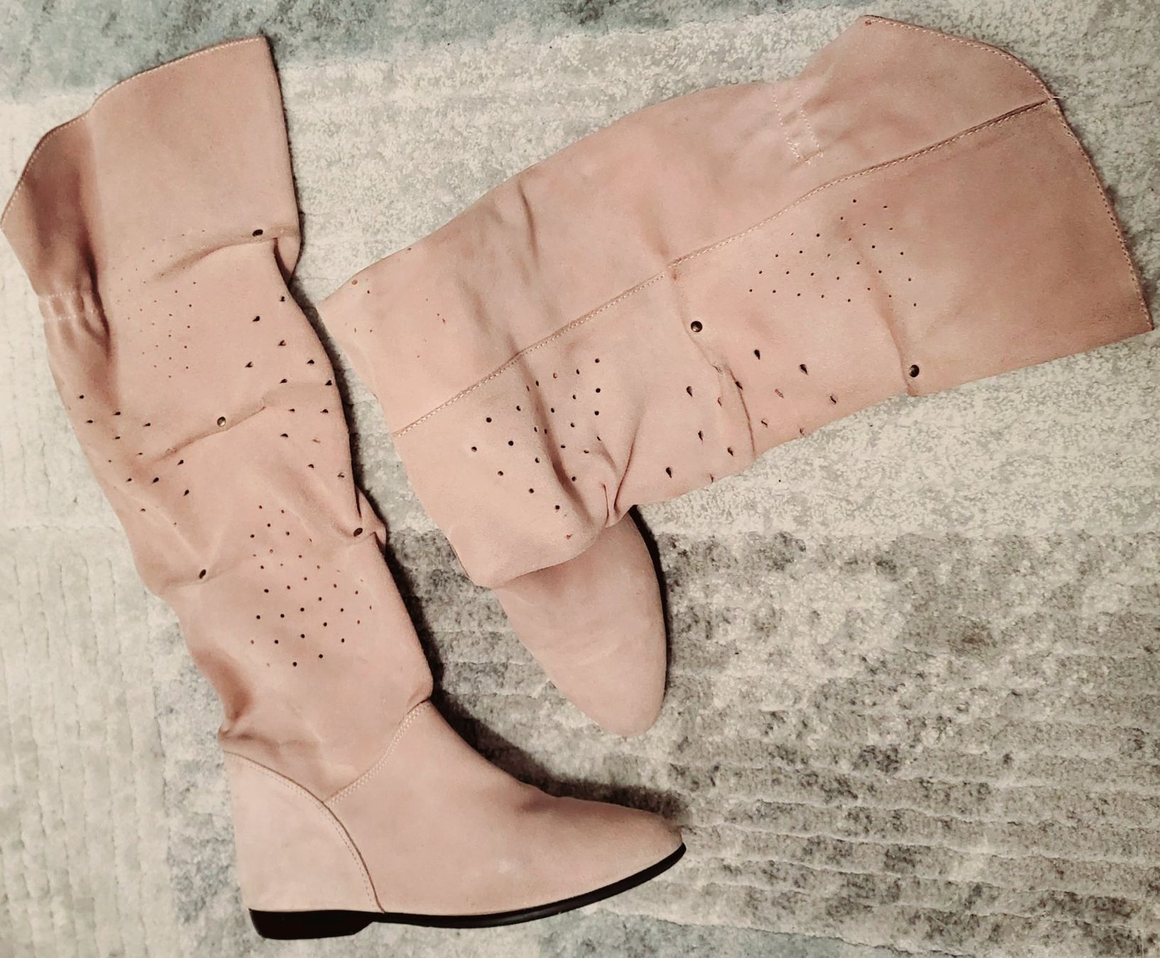 Scarpe da donna: Bottes hautes en daim. – Usato da Neuchâtel venduto da wikit